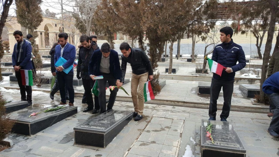 غبارروبی مزار شهدای سنندج توسط کارکنان و  دانشجویان پردیس شهید مدرس سنندج 8