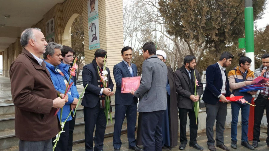 غبارروبی مزار شهدای سنندج توسط کارکنان و  دانشجویان پردیس شهید مدرس سنندج 10