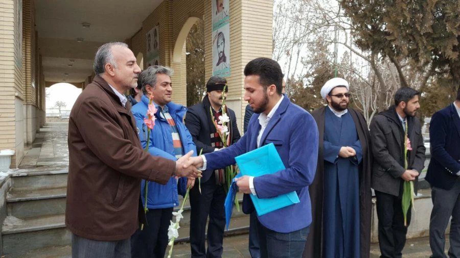 غبارروبی مزار شهدای سنندج توسط کارکنان و  دانشجویان پردیس شهید مدرس سنندج 11