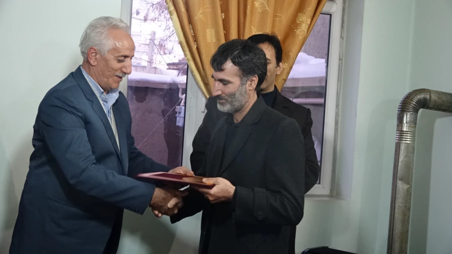 دیدار دکتر مسعود الماسی با خانواده معلم شهید محمد علی حق وردی