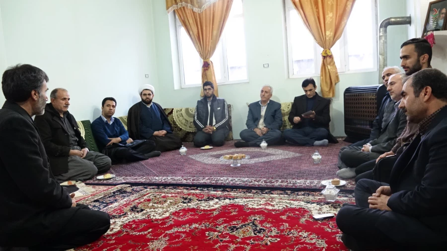 دیدار دکتر مسعود الماسی با خانواده معلم شهید محمد علی حق وردی