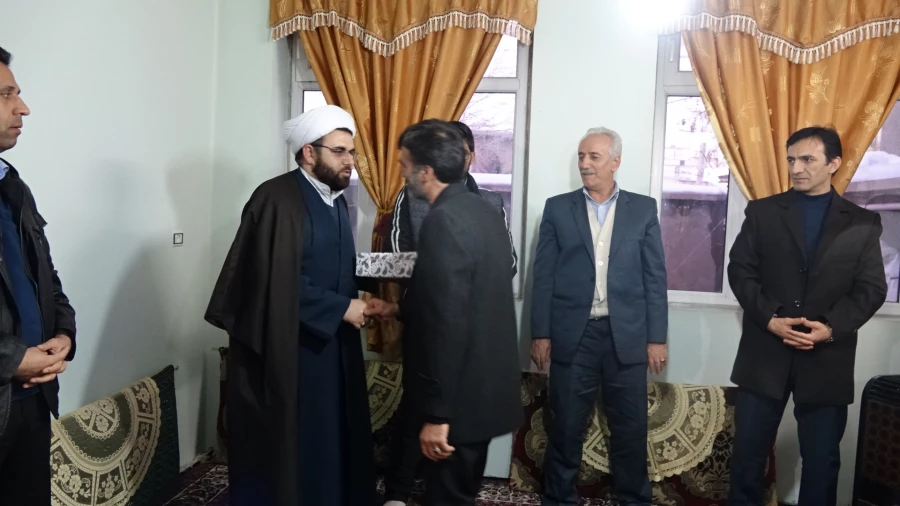 دیدار دکتر مسعود الماسی با خانواده معلم شهید محمد علی حق وردی