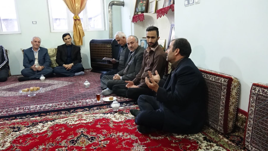 دیدار دکتر مسعود الماسی با خانواده معلم شهید محمد علی حق وردی