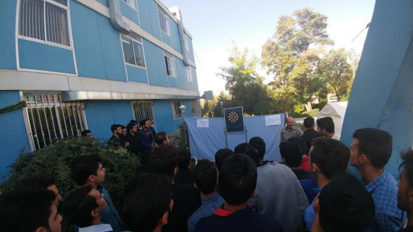 به مناسبت هفته بهداشت و روان و تربیت بدنی برگزار شد:

یک روز شاد در پردیس با برگزاری مسابقات دارت، تنیس روی میز با حضور دانشجویان، کارکنان و اساتید 7