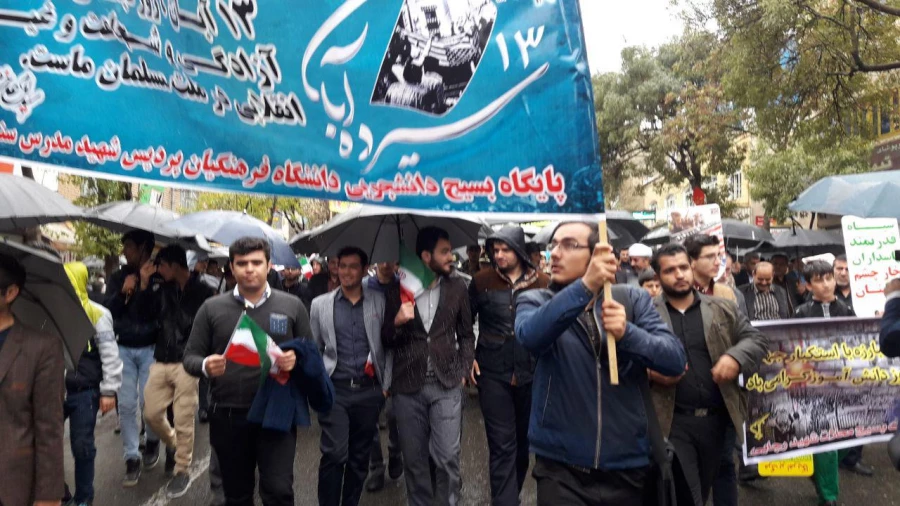 فریادهای بلند استکبار ستیز دانشگاه فرهنگیان استان کردستان همگام با مردم شهر زیر بارش شدید باران 4