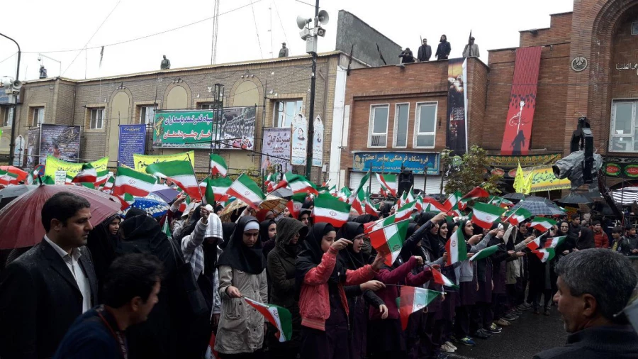 فریادهای بلند استکبار ستیز دانشگاه فرهنگیان استان کردستان همگام با مردم شهر زیر بارش شدید باران 6