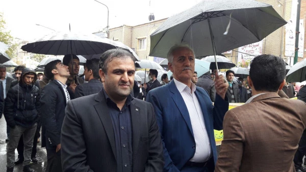 فریادهای بلند استکبار ستیز دانشگاه فرهنگیان استان کردستان همگام با مردم شهر زیر بارش شدید باران 7