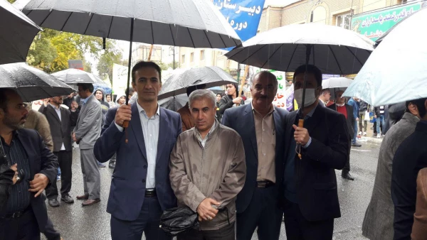 فریادهای بلند استکبار ستیز دانشگاه فرهنگیان استان کردستان همگام با مردم شهر زیر بارش شدید باران 8