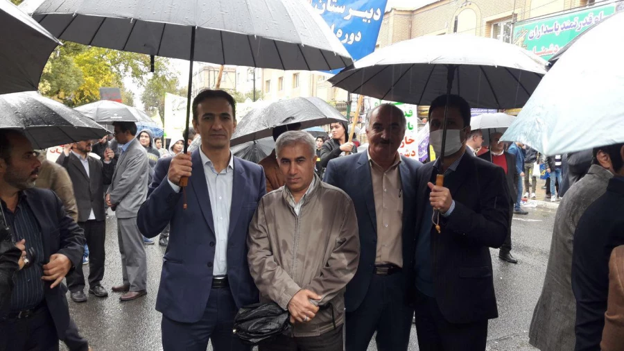 فریادهای بلند استکبار ستیز دانشگاه فرهنگیان استان کردستان همگام با مردم شهر زیر بارش شدید باران 8