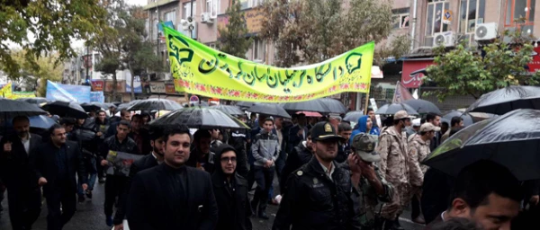 فریادهای بلند استکبار ستیز دانشگاه فرهنگیان استان کردستان همگام با مردم شهر زیر بارش شدید باران 10