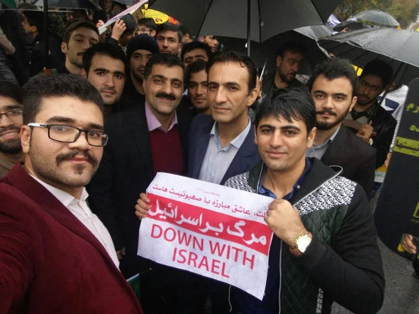 فریادهای بلند استکبار ستیز دانشگاه فرهنگیان استان کردستان همگام با مردم شهر زیر بارش شدید باران 11