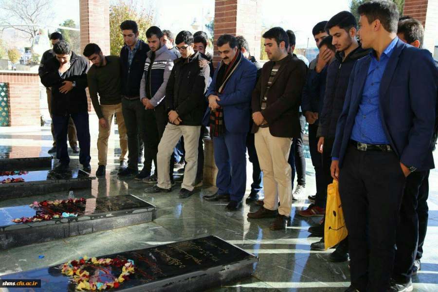 غبارروبی نومعلمان پردیس شهید مدرس کردستان  از مزار  شهدای گمنام  استان کردستان
 4