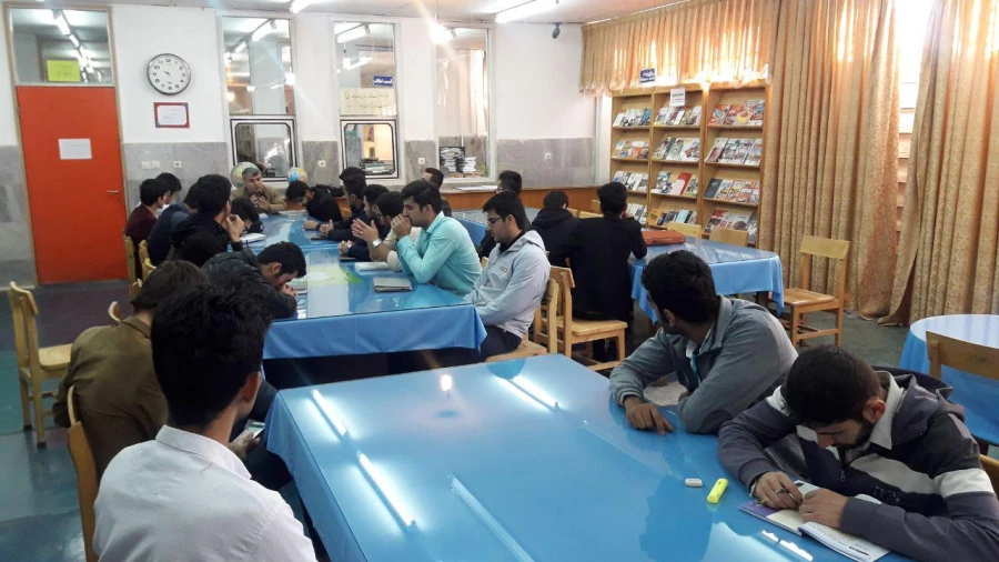 به مناسبت هفته کتاب  انجام پذیرفت؛

حلقه کتاب خوانی دانشجویان پردیس شهید مدرس  در سالن کتابخانه پردیس شهید مدرس کردستان 2