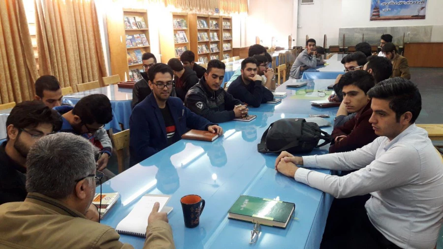 به مناسبت هفته کتاب  انجام پذیرفت؛

حلقه کتاب خوانی دانشجویان پردیس شهید مدرس  در سالن کتابخانه پردیس شهید مدرس کردستان 2