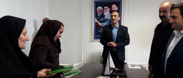 به مناسبت روز زن برگزار شد؛

دکتر مسعود الماسی ازبانوان کارمند پردیس شهید مدرس کردستان تجلیل نمود 2