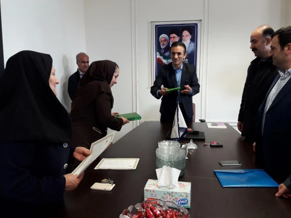 به مناسبت روز زن برگزار شد؛

دکتر مسعود الماسی ازبانوان کارمند پردیس شهید مدرس کردستان تجلیل نمود 2