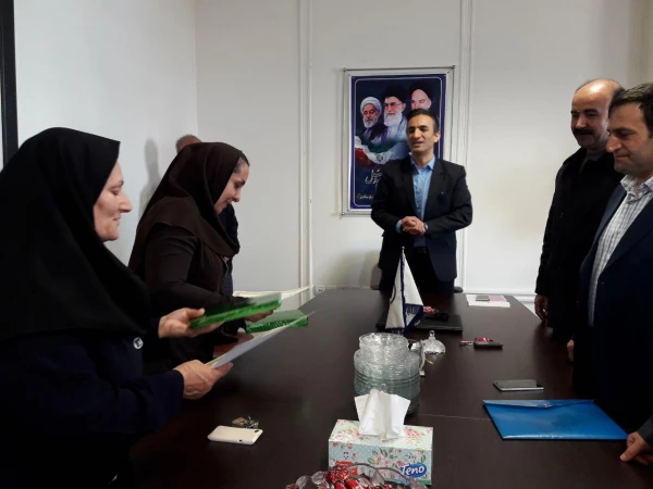 به مناسبت روز زن برگزار شد؛

دکتر مسعود الماسی ازبانوان کارمند پردیس شهید مدرس کردستان تجلیل نمود 3