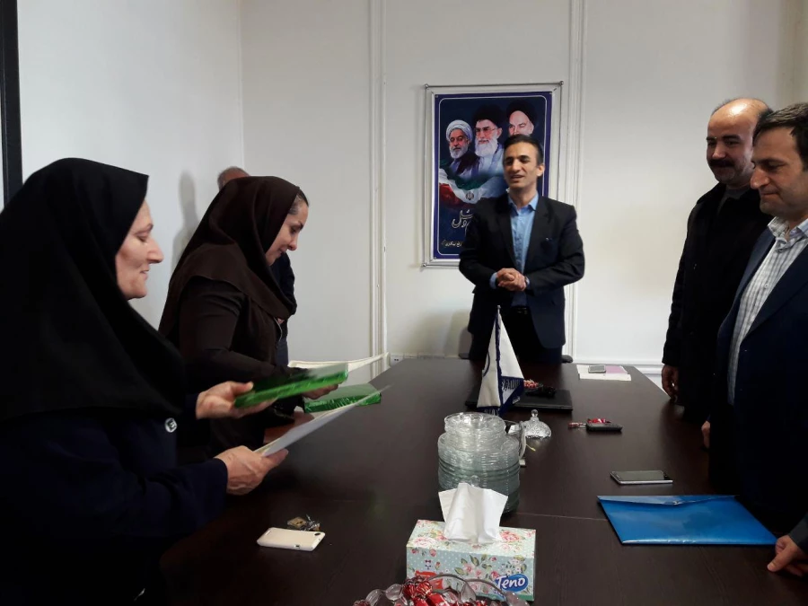 به مناسبت روز زن برگزار شد؛

دکتر مسعود الماسی ازبانوان کارمند پردیس شهید مدرس کردستان تجلیل نمود 3