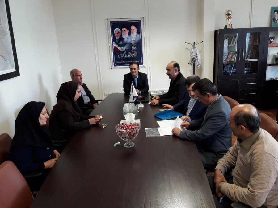 به مناسبت روز زن برگزار شد؛

دکتر مسعود الماسی ازبانوان کارمند پردیس شهید مدرس کردستان تجلیل نمود 4