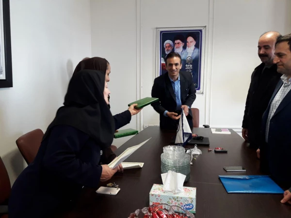 به مناسبت روز زن برگزار شد؛

دکتر مسعود الماسی ازبانوان کارمند پردیس شهید مدرس کردستان تجلیل نمود 5