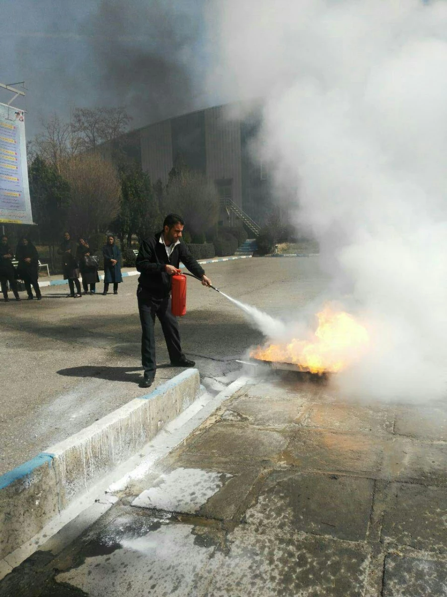 به همت کانون هلال احمر پردیس شهید مدرس کردستان برگزار شد 

کارگاه آموزشی اطفاء حریق و چگونگی استفاده از کپسول های آتش نشانی 6
