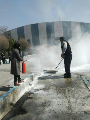 به همت کانون هلال احمر پردیس شهید مدرس کردستان برگزار شد 

کارگاه آموزشی اطفاء حریق و چگونگی استفاده از کپسول های آتش نشانی 8