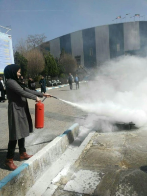به همت کانون هلال احمر پردیس شهید مدرس کردستان برگزار شد 

کارگاه آموزشی اطفاء حریق و چگونگی استفاده از کپسول های آتش نشانی 9