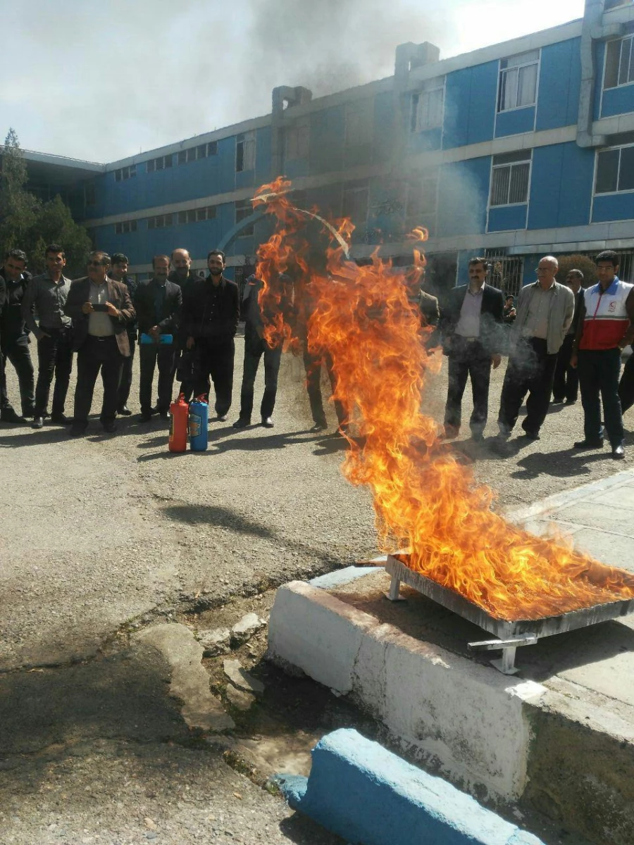 به همت کانون هلال احمر پردیس شهید مدرس کردستان برگزار شد 

کارگاه آموزشی اطفاء حریق و چگونگی استفاده از کپسول های آتش نشانی 12