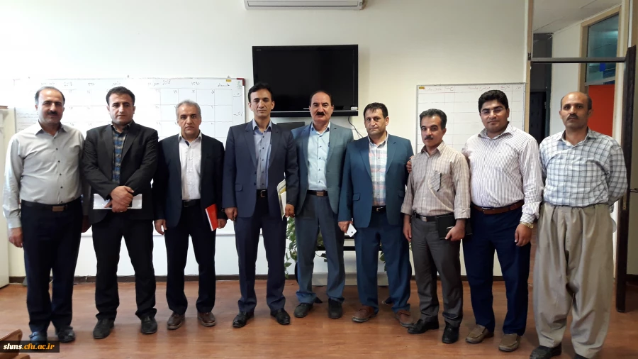 به روایت تصویر ؛

خداحافظی سرپرست پردیس شهید مدرس سنندج، با استادان و کارکنان دانشگاه فرهنگیان کردستان 2