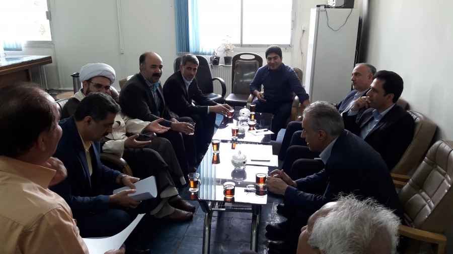 در دفتر معاون توسعه ودانشجویی پردیس شهید مدرس کردستان برگزار شد:

جلسه هماهنگی برگزاری جشن دانش آموختگی دانشجویان ورودی 1393 4