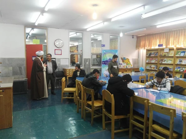 به همت کانون قرآن و عترت پردیس شهید مدرس سنندج؛

به مناسبت هفته کتاب و هفته قرآنی آزمون کتبی سوره الرحمن در میان دانشجویان برگزار شد. 3