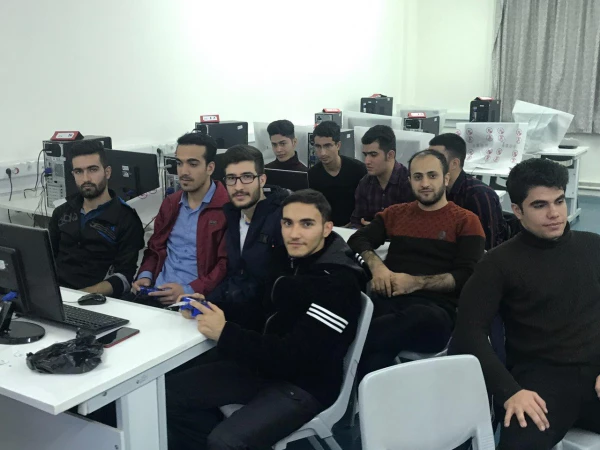 به یمن روز دانشجو برگزار شد؛

مسابقات بازی رایانه ای PES 3