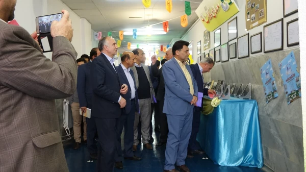 در حاشیه جلسه شورای راهبری قطب سه فرهنگی و اجتماعی انجام شد؛ 

بازدید دکتر علی محمدی از نمایشگاه هفتاد و سه سال تربیت معلم در استان کردستان 
  5