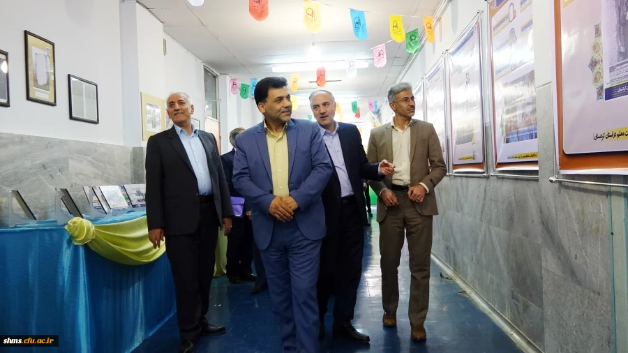 در حاشیه جلسه شورای راهبری قطب سه فرهنگی و اجتماعی انجام شد؛ 

بازدید دکتر علی محمدی از نمایشگاه هفتاد و سه سال تربیت معلم در استان کردستان 
  3