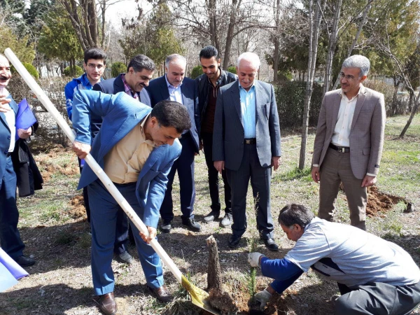 با حضور اعضای شورای راهبری قطب سه فرهنگی و اجتماعی ؛

در دانشگاه فرهنگیان کردستان به یاد 23 دانشجو معلم شهید 23 نهال غرس کردند
 6