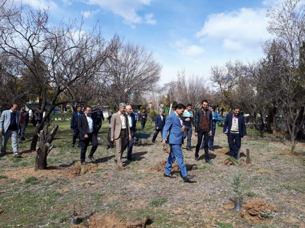 با حضور اعضای شورای راهبری قطب سه فرهنگی و اجتماعی ؛

در دانشگاه فرهنگیان کردستان به یاد 23 دانشجو معلم شهید 23 نهال غرس کردند
 2