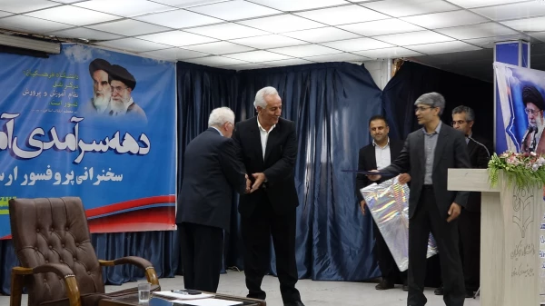 پروفسور ارسلان شادمان در دانشگاه فرهنگیان کردستان عنوان کرد؛

هیچ عشقی به اندازه عشق به معلمی برایم دلنشین نبوده است.
 6