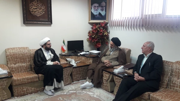 در محل دفتر حضرت آیت الله حسینی شاهرودی انجام شد ؛

دیدار دکتر معروفی با نماینده ولی فقیه در استان کردستان 5