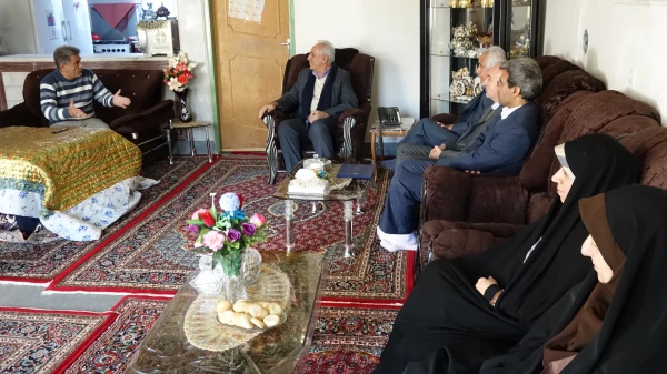 دیدار مدیر استانی دانشگاه فرهنگیان کردستان با جانباز یحیی ورمزیار 4