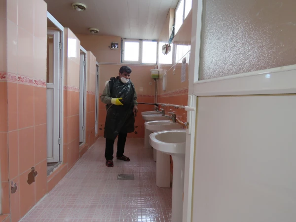 ضد عفونی مستمر فضاهای مختلف دانشگاه فرهنگیان کردستان ادامه دارد 14