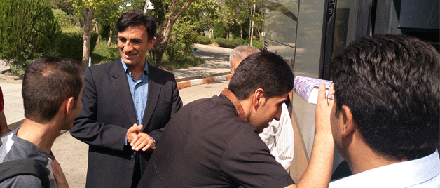 کاروان اعزامی را  با عبور از زیر قرآن و تمسک به توفیقات الهی راهی دیار ضامن آهو نمودند. 2